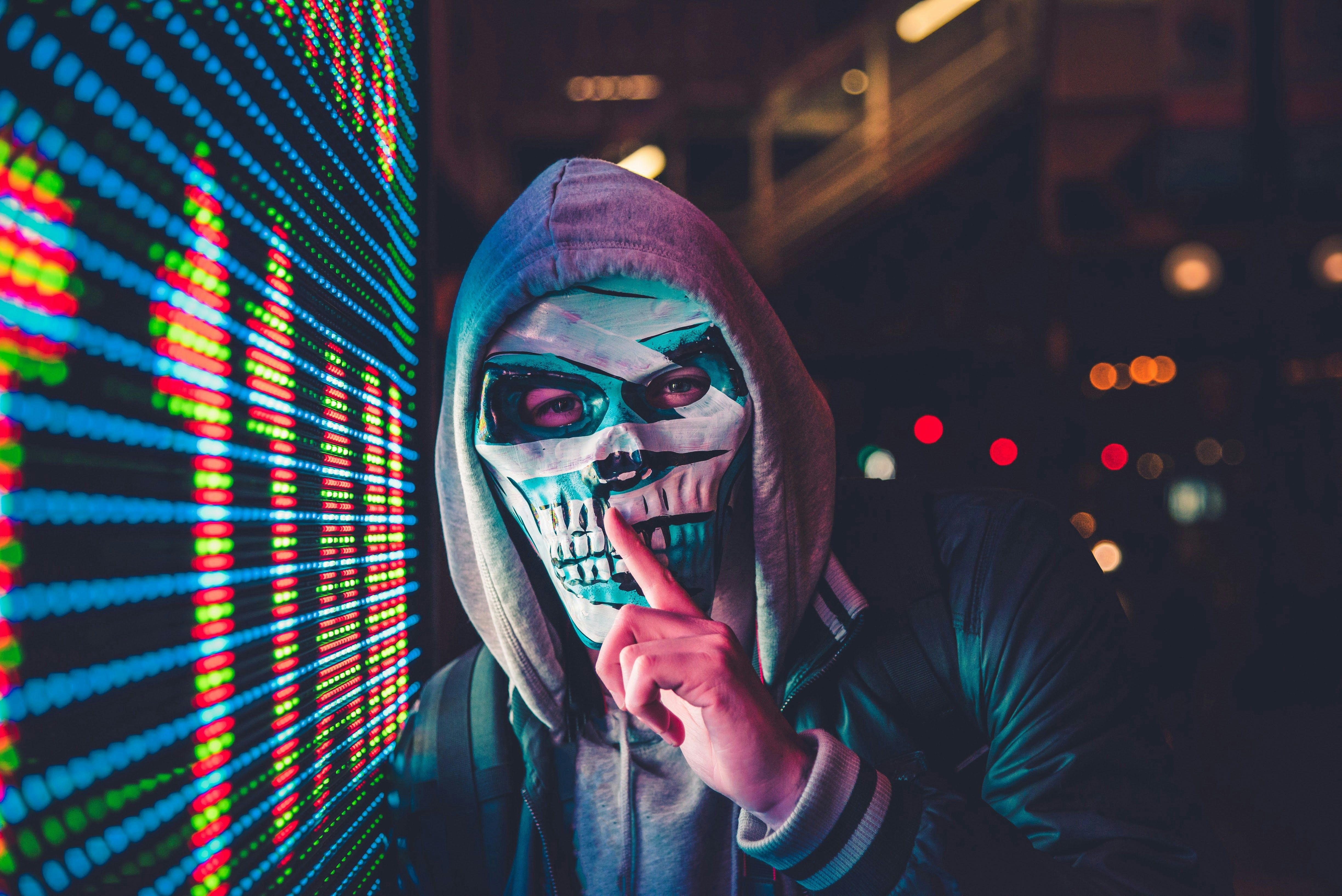 マスクをした人が口に指を当てている。(Max Bender/Unsplash)
